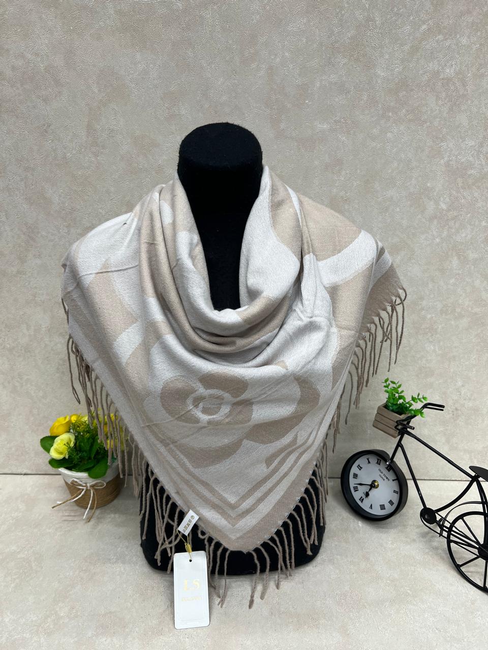 На фото 1 - Платок из кашемира, мультицвет На фото 1 - Платок из кашемира, мультицвет