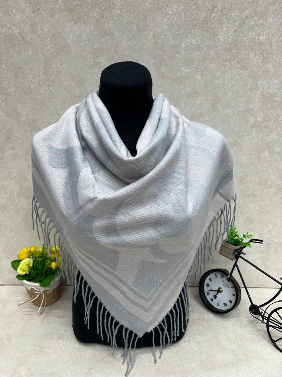 На фото 1 - Платок из кашемира, мультицвет На фото 1 - Платок из кашемира, мультицвет