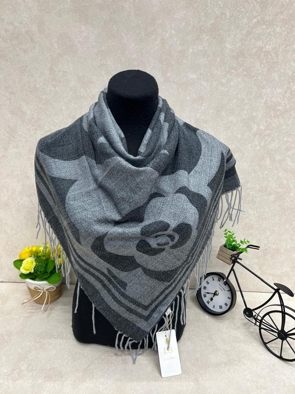 На фото 1 - Платок из кашемира, мультицвет На фото 1 - Платок из кашемира, мультицвет