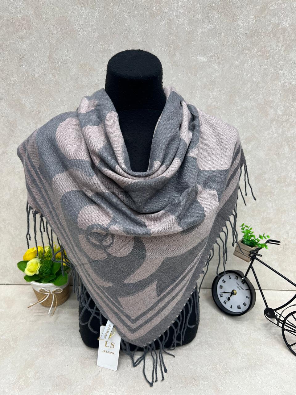 На фото 1 - Платок из кашемира, мультицвет На фото 1 - Платок из кашемира, мультицвет