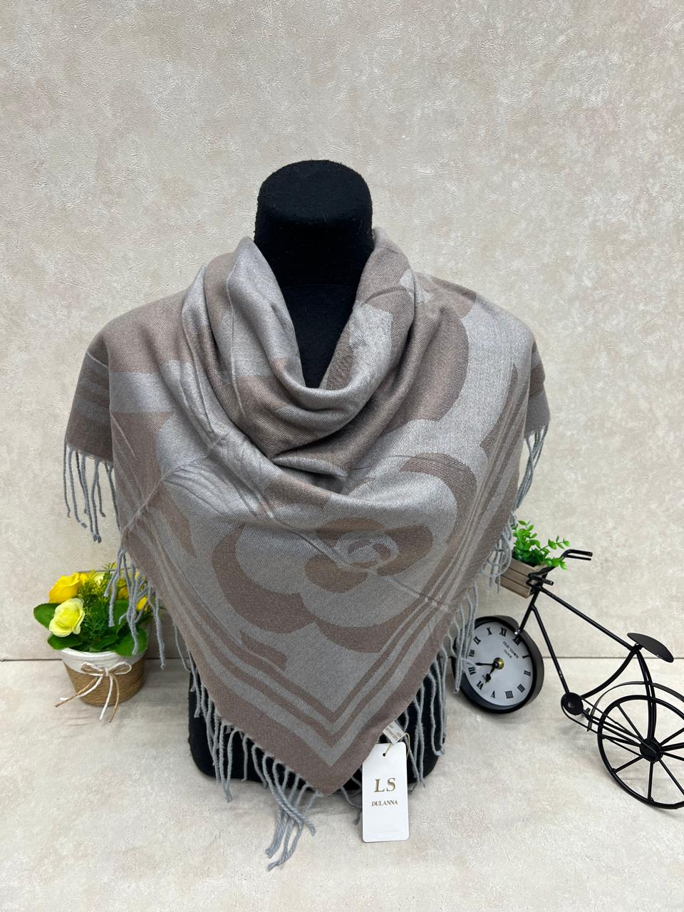 На фото 1 - Платок из кашемира, мультицвет На фото 1 - Платок из кашемира, мультицвет