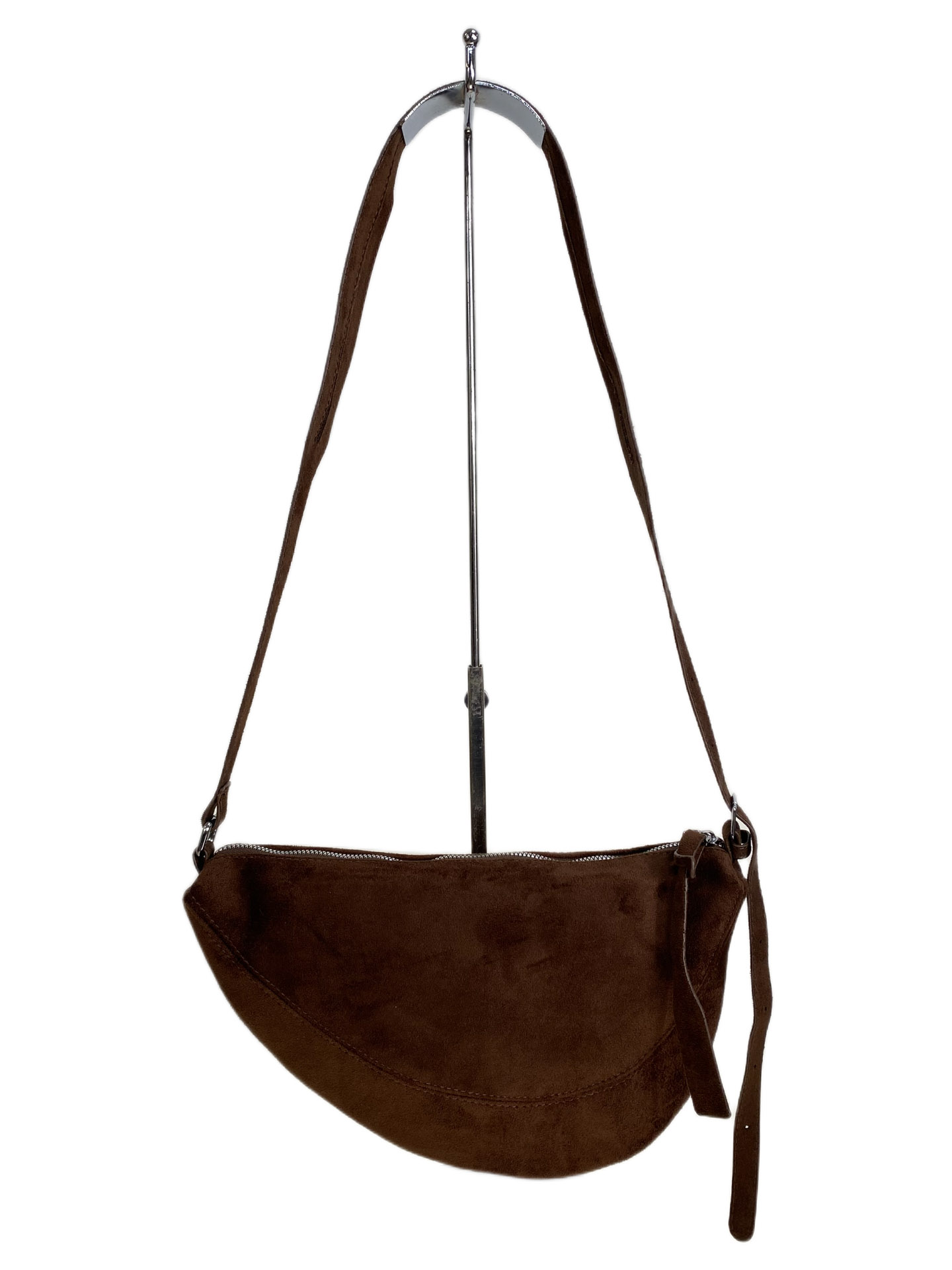 На фото 1 - Женская сумка-седло из искусственной замши, цвет шоколад