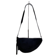 На фото 2 - Женская сумка-седло из искусственной замши, цвет черный На фото 2 - Женская сумка-седло из искусственной замши, цвет черный