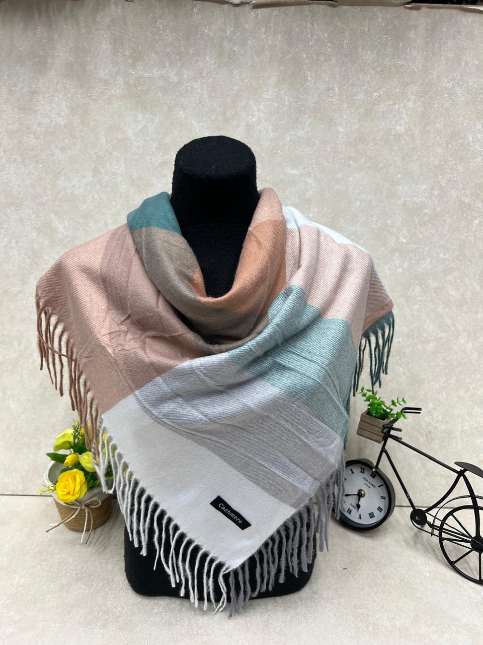 На фото 1 - Платок из кашемира, мультицвет На фото 1 - Платок из кашемира, мультицвет