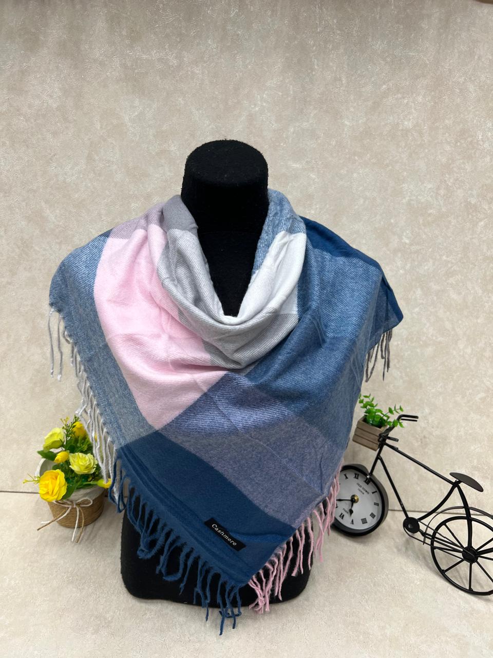 На фото 1 - Платок из кашемира, мультицвет На фото 1 - Платок из кашемира, мультицвет